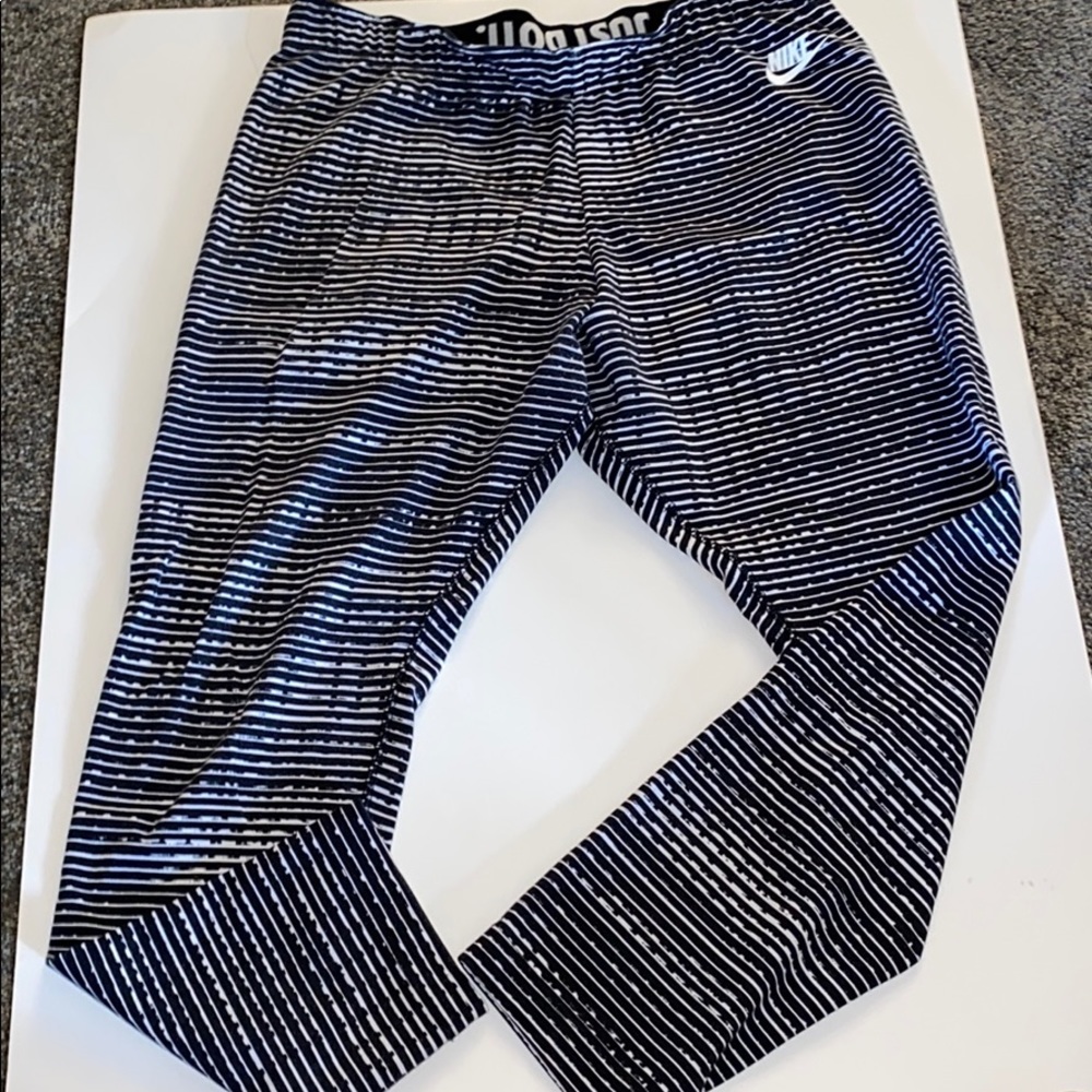 Nike black and white graphic print leggings